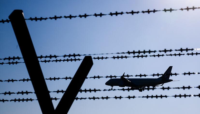 Eine Maschine mit abgelehnten Asylbewerbern ist gestartet. (Symbolbild) Eine Maschine mit abgelehnten Asylbewerbern ist gestartet. (Symbolbild)