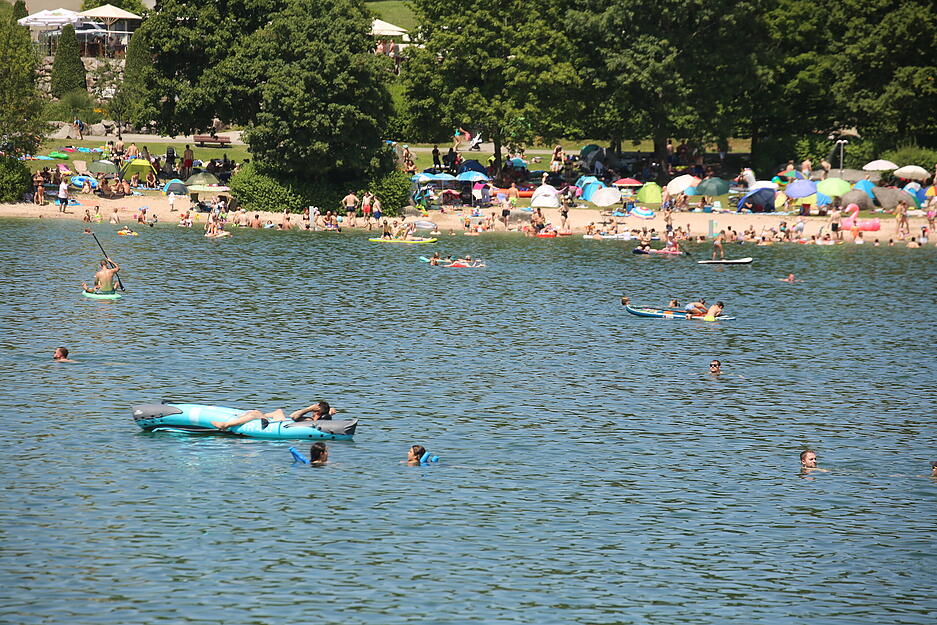 Mit Luftmatratzen und Boards suchen Badegäste am Breitenauer See Abkühlung. Mit Luftmatratzen und Boards suchen Badegäste am Breitenauer See Abkühlung.