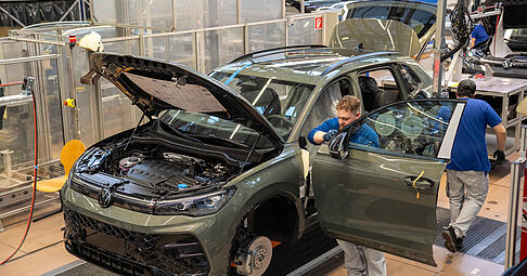 Noch laufen die Bänder im VW-Konzern wie hier bei der Kernmarke Volkswagen in Wolfsburg. Doch nun droht ein Engpass mit Halbleitern.