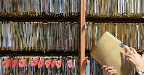 Papierakten (Themenfoto) sollen bei Polizei und Justiz der Vergangenheit angeh&ouml;ren. Die Realit&auml;t sieht anders aus.