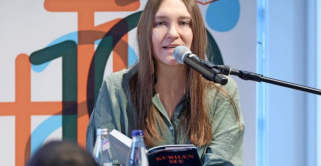 &bdquo;Ein bisschen die Fantasie mit uns durchgehen lassen, das ist doch erlaubt.&ldquo; Sophia Klink verlinkt in ihrer Literatur poetisches Nature Writing mit einem rational wissenschaftlichen Blick auf die Klimaerw&auml;rmung und ihre Folgen.