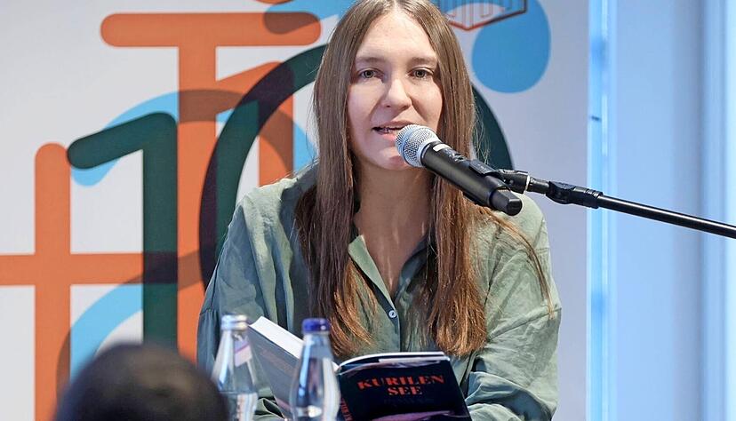 „Ein bisschen die Fantasie mit uns durchgehen lassen, das ist doch erlaubt.“ Sophia Klink verlinkt in ihrer Literatur poetisches Nature Writing mit einem rational wissenschaftlichen Blick auf die Klimaerwärmung und ihre Folgen. „Ein bisschen die Fantasie mit uns durchgehen lassen, das ist doch erlaubt.“ Sophia Klink verlinkt in ihrer Literatur poetisches Nature Writing mit einem rational wissenschaftlichen Blick auf die Klimaerwärmung und ihre Folgen.