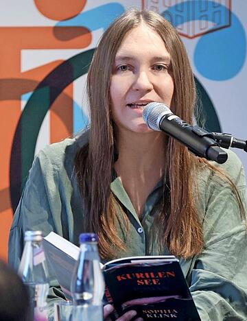 &bdquo;Ein bisschen die Fantasie mit uns durchgehen lassen, das ist doch erlaubt.&ldquo; Sophia Klink verlinkt in ihrer Literatur poetisches Nature Writing mit einem rational wissenschaftlichen Blick auf die Klimaerw&auml;rmung und ihre Folgen.