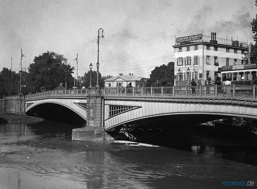 Elektrische Lampen und Gaslaternen auf der Neckarbrücke und in der Bahnhofstraße um 1900.