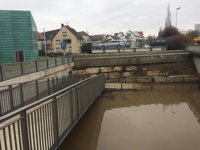 Straßen wegen Hochwasser gesperrt Straßen wegen Hochwasser gesperrt