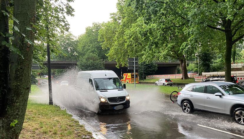 In Heilbronn hat das Unwetter Wassermassen auf die Straßen gebracht. In Heilbronn hat das Unwetter Wassermassen auf die Straßen gebracht.