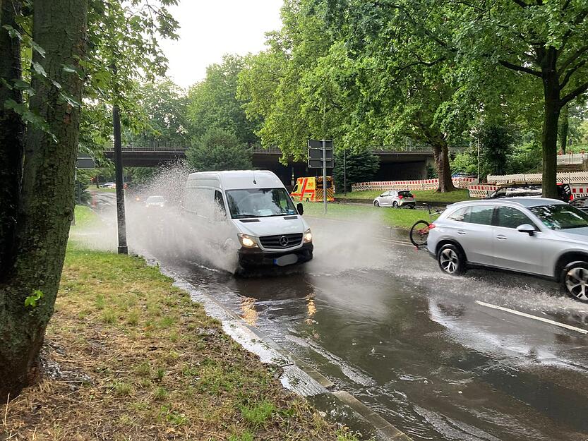In Heilbronn hat das Unwetter Wassermassen auf die Straßen gebracht. In Heilbronn hat das Unwetter Wassermassen auf die Straßen gebracht.
