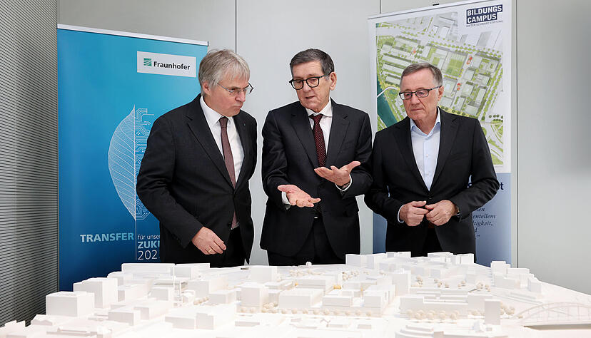 Stellen die neue Förderung vor (von links): Holger Hanselka (Präsident der Fraunhofer-Gesellschaft), Reinhold Geilsdörfer (Geschäftsführer Dieter-Schwarz-Stiftung) und Wilhelm Bauer (Institutsleiter Fraunhofer IAO).