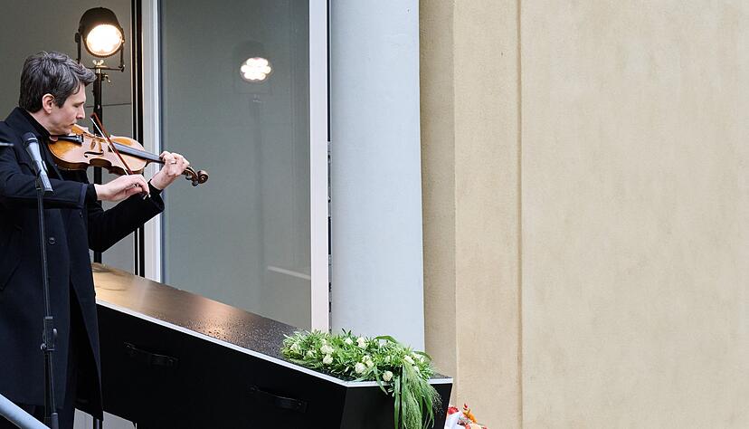 Schauspieler Sabin Tambrea spielte Geige.