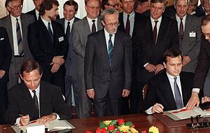 Historischer Moment: Bundesinnenminister Wolfgang Schäuble (l) und DDR-Staatssekretär Günther Krause bei der Unterzeichnung der Urkunden zum Einigungsvertrag am 31. August 1990. In der Mitte DDR-Ministerpräsident Lothar de Maiziere. Die goldenen Füllfedern der Marke «Markant» kamen aus der DDR, das Papier stammte aus Bonn. Foto: dpa Historischer Moment: Bundesinnenminister Wolfgang Schäuble (l) und DDR-Staatssekretär Günther Krause bei der Unterzeichnung der Urkunden zum Einigungsvertrag am 31. August 1990. In der Mitte DDR-Ministerpräsident Lothar de Maiziere. Die goldenen Füllfedern der Marke «Markant» kamen aus der DDR, das Papier stammte aus Bonn. Foto: dpa