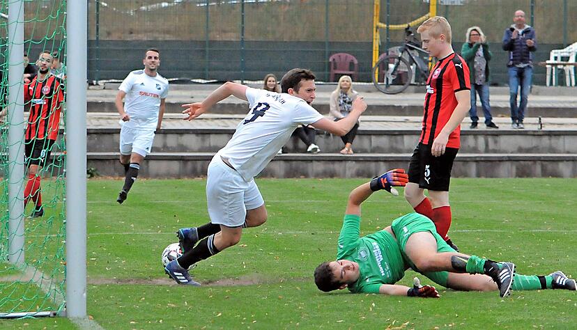 Leichtes Spiel: Jan Koser (links) trifft in dieser Szene zum 2:0, Sulzfelds Keeper Tobias Pfefferle und Hendrik Hauber (rechts) sind geschlagen. Am Ende gewann der VfL 6:0.
Foto: Krüger