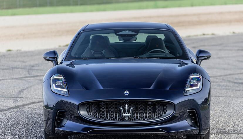 Die drei E-Motoren des Maserati GranTurismo Folgore verteilen sich auf Vorder- und Hinterachse. Gemeinsam verfügen sie über 560 kW/762 PS.
