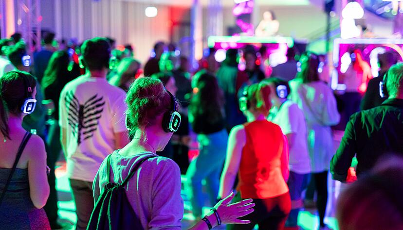 Getanzt wurde zu unterschiedlicher Musik. Getanzt wurde zu unterschiedlicher Musik.