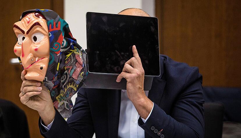 Beim ersten Prozess zum Hexenkessel-Unfall in Heilbronn hält der Angeklagte eine Faschingsmaske hoch.
Foto: dpa Beim ersten Prozess zum Hexenkessel-Unfall in Heilbronn hält der Angeklagte eine Faschingsmaske hoch.
Foto: dpa