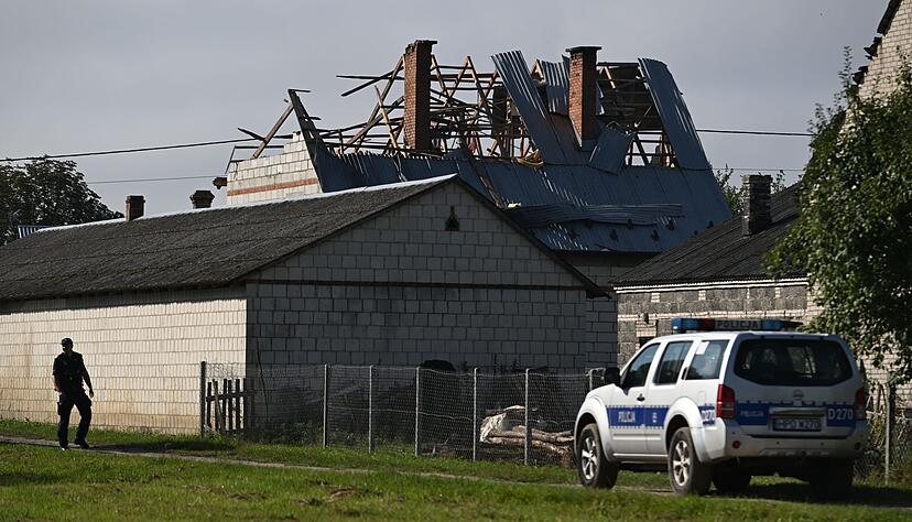 Das von Tr&uuml;mmern einer Drohne zerst&ouml;rte Dach eines Wohngeb&auml;udes in Wyryki im Osten Polens.