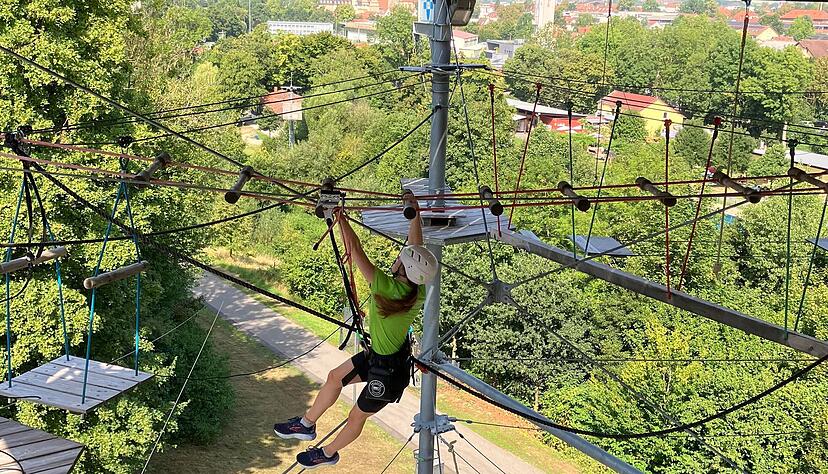 In diesem Sommer haben erstmals Teamer der Sport- und Physioschule Waldenburg den Öhringer Kletterturm betreut. Das Angebot kam bei den Besuchern gut an. In diesem Sommer haben erstmals Teamer der Sport- und Physioschule Waldenburg den Öhringer Kletterturm betreut. Das Angebot kam bei den Besuchern gut an.