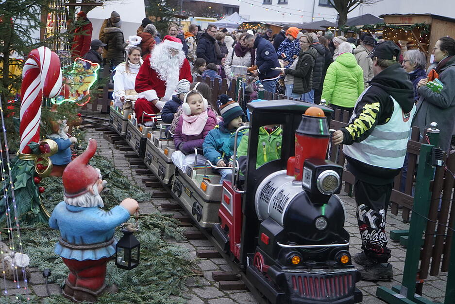 Für die jüngsten Besucher fährt auf dem Weihnachtsmarkt in Bretzfeld eine Kindereisenbahn. Für die jüngsten Besucher fährt auf dem Weihnachtsmarkt in Bretzfeld eine Kindereisenbahn.
