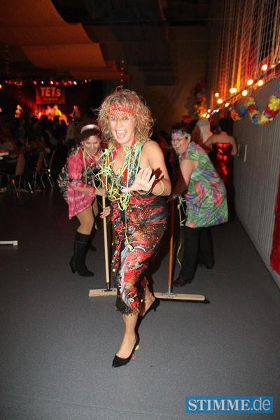 Waldenburg, Mehrzweckhalle beim Franz-Gehweiler-Haus, Waldenburger Fasching 2012 - www.wabu-fasching.de - Fasching Waldenburg Kehraus ... die einen wollen mit dem Feiern nicht aufhören, die anderen machen schon sauber Waldenburg, Mehrzweckhalle beim Franz-Gehweiler-Haus, Waldenburger Fasching 2012 - www.wabu-fasching.de - Fasching Waldenburg Kehraus ... die einen wollen mit dem Feiern nicht aufhören, die anderen machen schon sauber