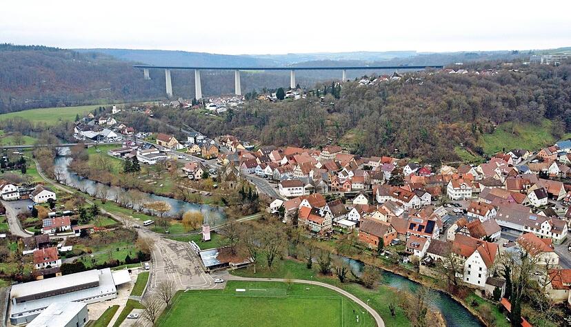 Widdern punktet mit der Wilhelm-Frey-Kulturhalle (links vorne). Im hinteren Bereich wünscht man sich einen Lebensmittel-Vollsortimenter.
Foto: Ralf Seidel