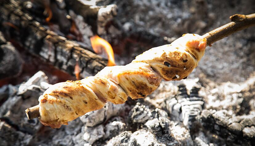 Richtig herzhaft wird das Stockbrot mit Röstzwiebeln und Bacon im Hefeteig.