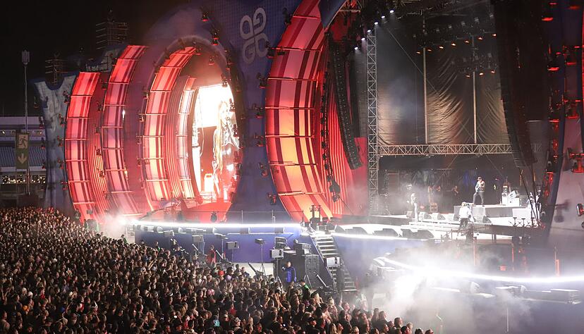 Tausende Menschen feierten den Auftritt der US-Band Black Eyed Peas.