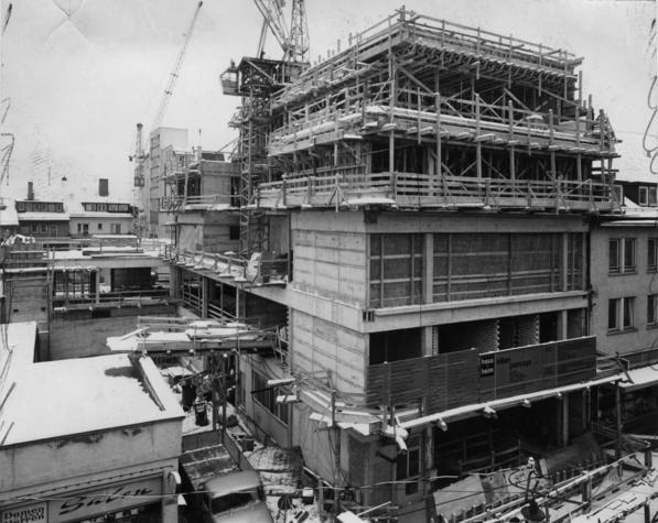 1966: Auf geschichtsträchtigem Boden feiert die Kilianspassage in der City Richtfest. Früher befand sich hier das mittelalterliche Fachwerkhaus des Heilbronner Reformators Johannes Lachmann und vor der Zerstörung 1944 das Ehrmannsche Haus mit seiner Weinkellerei. Jetzt entsteht eine Ladenpassage nach den Plänen des Heilbronner Architekten Gustav Kistenmacher.