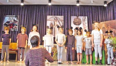 Am Ende der Geschichte im M&auml;usemusical entsteht eine wunderbare und unerwartete Freundschaft. Foto: Leonore Welzin