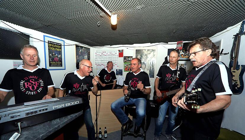 Die Mitglieder der Band SROF proben f&uuml;r die Oldie-Night am Samstagabend in der Offenauer Saline.
Foto: Matthias Heibel