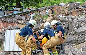 Mehrere Männer sind nötig, um in dem unwegsamem Trümmerfeld den Verletzten aus dem Betonrohr zu retten. Die Feuerwehrleute übergeben ihn dann dem ASB-Rettungsdienst, der das Opfer untersucht.
Fotos: Christiana Kunz Mehrere Männer sind nötig, um in dem unwegsamem Trümmerfeld den Verletzten aus dem Betonrohr zu retten. Die Feuerwehrleute übergeben ihn dann dem ASB-Rettungsdienst, der das Opfer untersucht.
Fotos: Christiana Kunz