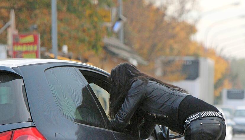 Geht es nach der Heilbronner Stadtverwaltung und Teilen des Gemeinderats, werden Prostituierte künftig nirgends in der Stadt an der Straße stehen.
Foto: Archiv/Veigel Geht es nach der Heilbronner Stadtverwaltung und Teilen des Gemeinderats, werden Prostituierte künftig nirgends in der Stadt an der Straße stehen.
Foto: Archiv/Veigel
