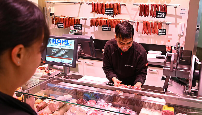 Naved Khan aus Indien macht seine Ausbildung zum Fleischereifachverk&auml;ufer bei der Metzgerei Hohl in Obersulm viel Spa&szlig;.