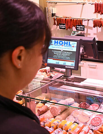 Naved Khan aus Indien macht seine Ausbildung zum Fleischereifachverk&auml;ufer bei der Metzgerei Hohl in Obersulm viel Spa&szlig;.