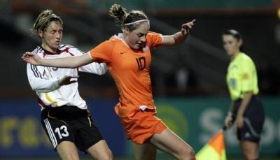 Sandra Minnert (l) attackiert in ihrem letzten L&auml;nderspiel Karin Stevens.