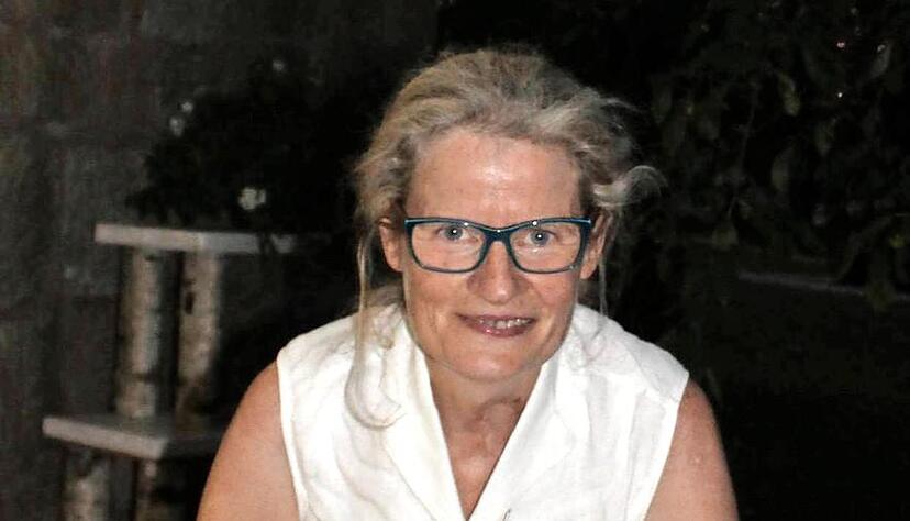 Doris Meissner signiert nach der Lesung in der Kulturlounge ihr Buch &quot;Glückskatze Laura&quot;.Foto: Renate Väisänen