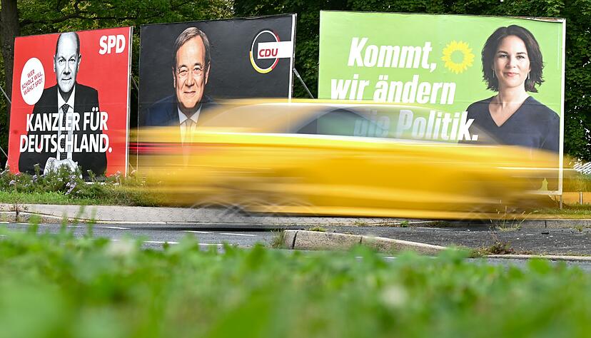 Wer bekommt die Stimmen? Erstwähler in der Region haben in Parteiprogrammen gelesen, um sich für Partei und Direktkandidaten zu entscheiden.
Foto: dpa