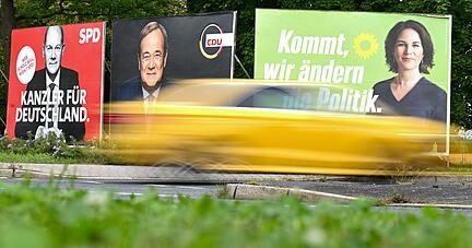 Wer bekommt die Stimmen? Erstwähler in der Regionauch in Parteiprogrammen gelesen, um sich für Partei und Direktkandidaten zu entscheiden.
Foto: dpa