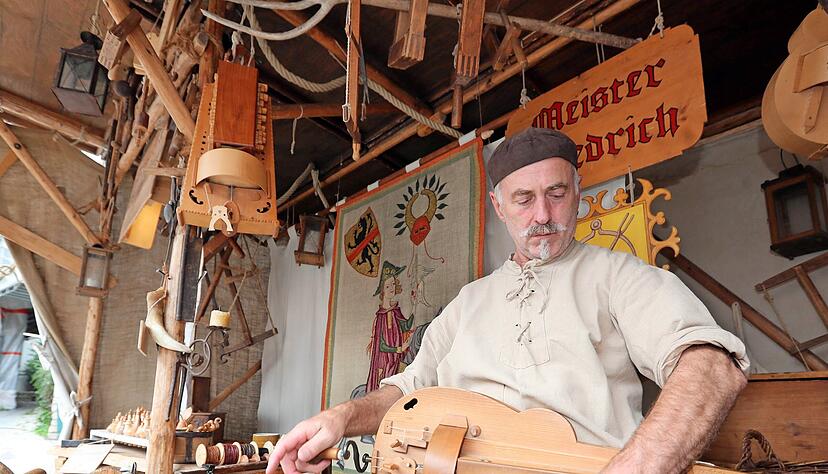 Historische Gewänder, exotisches Handwerk: Beim Zunftmarkt Bad Wimpfen gibt es Einblicke in den bunten Alltag des Mittelalters. Historische Gewänder, exotisches Handwerk: Beim Zunftmarkt Bad Wimpfen gibt es Einblicke in den bunten Alltag des Mittelalters.