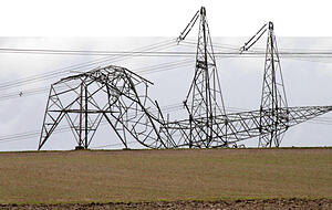 Abgem&auml;ht wie Streichh&ouml;lzer: Heftige Sturmb&ouml;en besch&auml;digten am gestrigen Morgen bei Kupferzell-Eschental zwei je 80 Meter hohe &Uuml;berlandleitungen.
Fotos: Oliver F&auml;rber