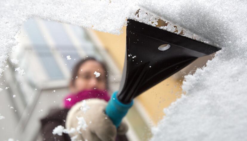 Klare Kante, aber sicher: Eiskratzer aus Kunststoff schonen die Scheiben. Klare Kante, aber sicher: Eiskratzer aus Kunststoff schonen die Scheiben.