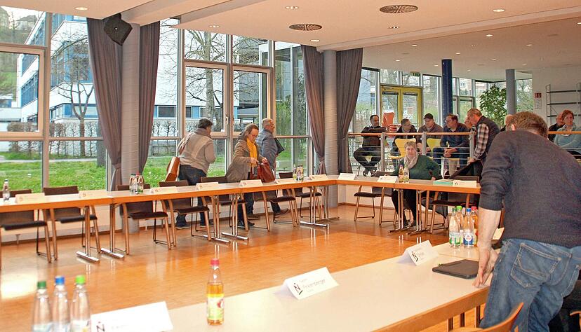 Noch bevor die Gemeinderatssitzung überhaupt richtig begonnen hatte, verließen die Stadträte aus Protest gegen die Bürgermeisterin den Saal.
Foto: Inge Braune Noch bevor die Gemeinderatssitzung überhaupt richtig begonnen hatte, verließen die Stadträte aus Protest gegen die Bürgermeisterin den Saal.
Foto: Inge Braune