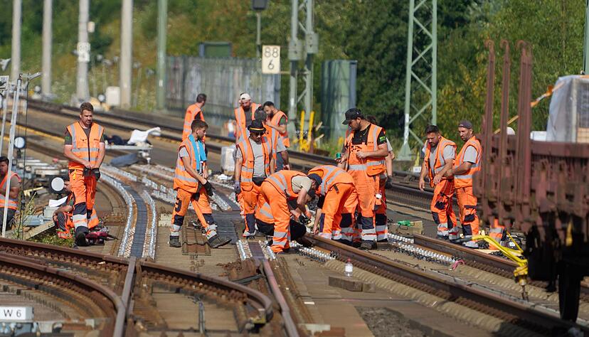 Bahnarbeiter tauschen Weichen und Gleise aus. (Foto Archiv)