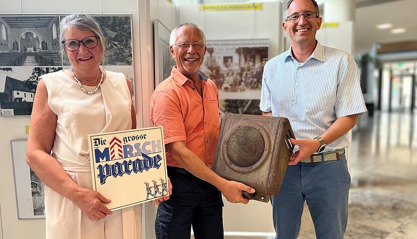 Regina Thies, Walter Geml und Oberbürgermeister Sebastian Frei (von links) im Bad Rappenauer Rathaus-Foyer. Sie halten den letzten Lautsprecher der Ortsrufanlage in der Kernstadt in Händen, der jetzt erst abgebaut wurde.
Foto: Ulrike Plapp-Schirmer Regina Thies, Walter Geml und Oberbürgermeister Sebastian Frei (von links) im Bad Rappenauer Rathaus-Foyer. Sie halten den letzten Lautsprecher der Ortsrufanlage in der Kernstadt in Händen, der jetzt erst abgebaut wurde.
Foto: Ulrike Plapp-Schirmer