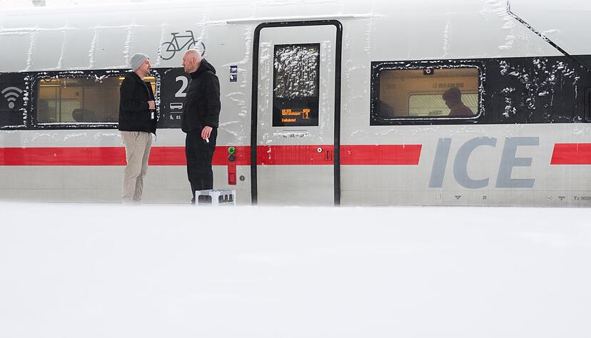 Gute Laune trotz unfreiwilligen Stopps auf dem Weg nach Freiburg: Zwei HSV-Fans auf dem Bahnsteig in Hannover.