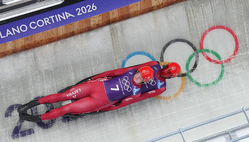 Papa hat bei Olympia im Eiskanal gearbeitet: Die Letten Martins Bots und Roberts Plume sind zwar nur F&uuml;nfter geworden, Pl&uuml;mes kleine Tochter hat ihn im Zielbereich dennoch strahlen lassen.