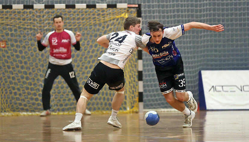 Abwehrspieler Tim Titzmann hat sich in der 47. Minute am Knie verletzt und ist - gestützt von Helfern - vom Feld gehumpelt. Abwehrspieler Tim Titzmann hat sich in der 47. Minute am Knie verletzt und ist - gestützt von Helfern - vom Feld gehumpelt.