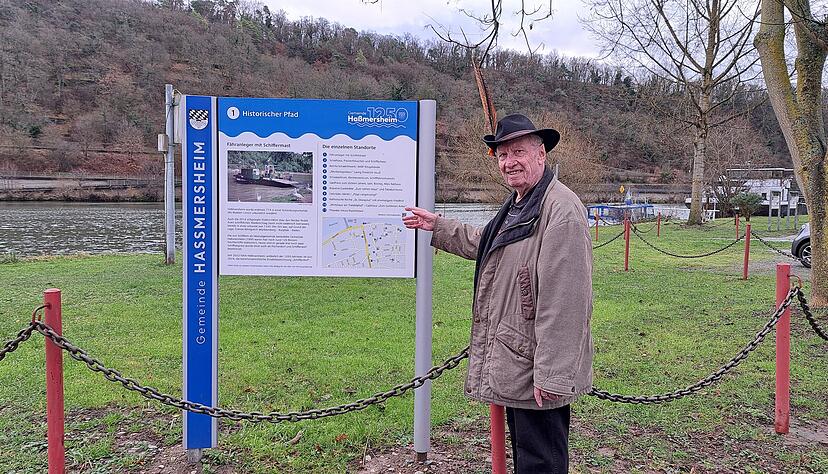 Historischer Pfad in Haßmersheim: Fritz Müßig erklärt die einzelnen Stationen. Historischer Pfad in Haßmersheim: Fritz Müßig erklärt die einzelnen Stationen.