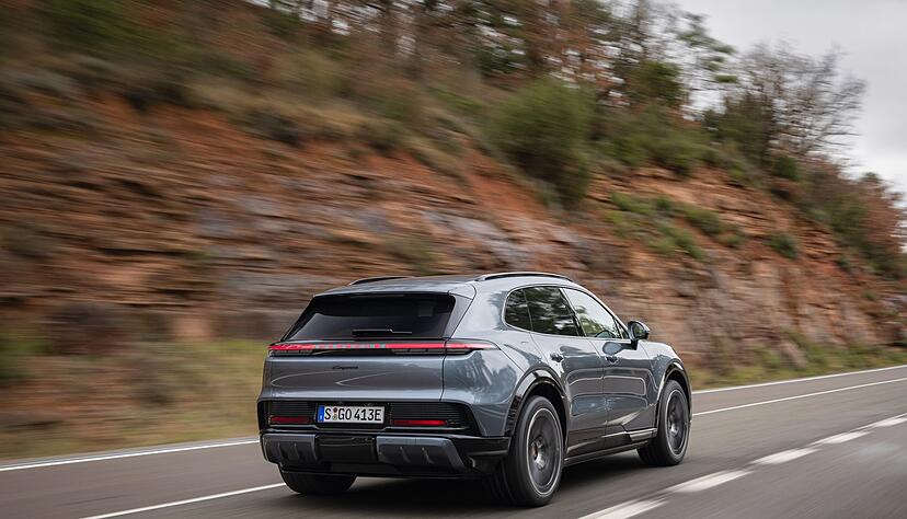 Tonnenschwer und trotzdem ein richtig wuseliges Kerlchen: Zur Leichtf&uuml;&szlig;igkeit tr&auml;gt auch eine Hinterachslenkung bei.