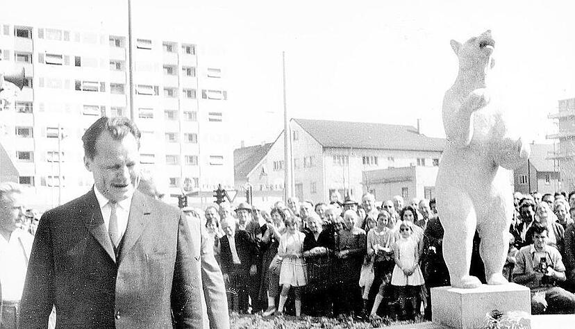Zusammengestellt von Archiv und Dokumentation der Heilbronner Stimme 
Am 13. Mai 1960 weiht der Regierende Bürgermeister von Berlin und späterer Bundeskanzler Willy Brandt den Bärenbrunnen am Berliner Platz in Heilbronn ein. Als Skulptur steht das Wappentier der Berliner ab 1981 auf dem Mittelstreifen der Allee.