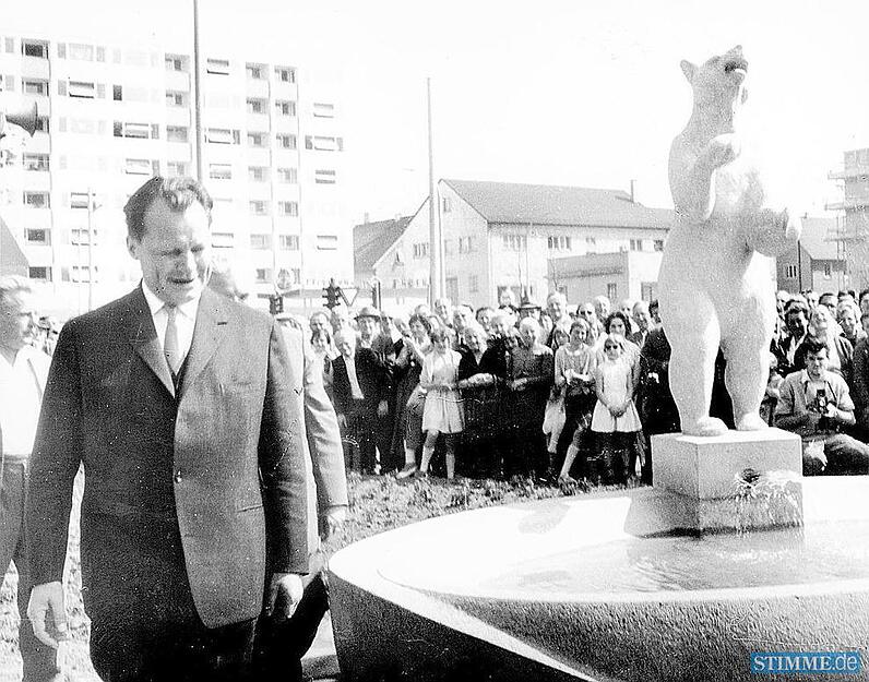 Zusammengestellt von Archiv und Dokumentation der Heilbronner Stimme 
Am 13. Mai 1960 weiht der Regierende Bürgermeister von Berlin und späterer Bundeskanzler Willy Brandt den Bärenbrunnen am Berliner Platz in Heilbronn ein. Als Skulptur steht das Wappentier der Berliner ab 1981 auf dem Mittelstreifen der Allee.