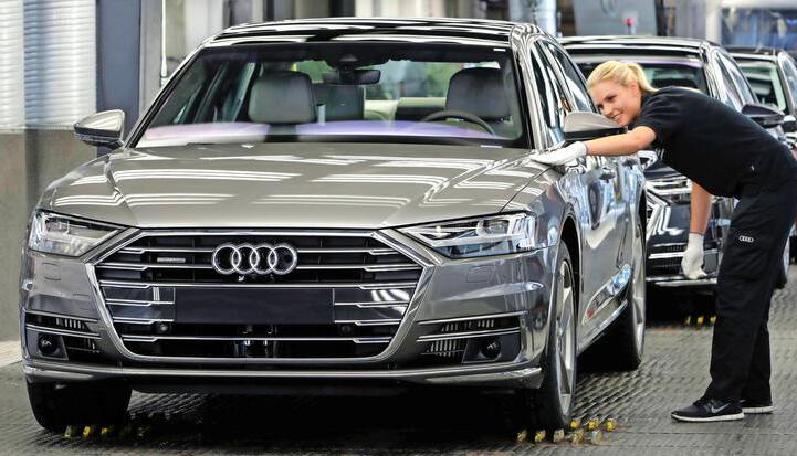 Lange hat das Kraftfahrtbundesamt Audi beim neuen A8 auf die Folter gespannt. Erst jetzt steht fest: Er darf auch mit Dieselmotor gebaut werden. Foto: Audi Lange hat das Kraftfahrtbundesamt Audi beim neuen A8 auf die Folter gespannt. Erst jetzt steht fest: Er darf auch mit Dieselmotor gebaut werden. Foto: Audi